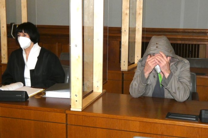 Gestand die Tötung seiner Ehefrau: Klaus-Peter S. (65), hier beim Prozessbeginn mit seiner Verteidigerin Dorothea Stöckchen. Foto: Lucas Böhme