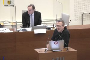 Grünen-Stadtrat Norman Volger bei seiner Rede zur Weltcup-Vorlage. Foto: Videostream der Stadt Leipzig, Screenshot: LZ