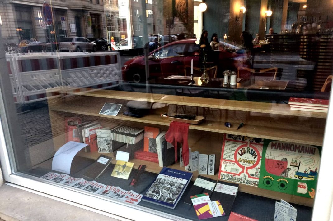 Schaufensterausstellung zum Wagenbach-Verlag im "Pilot" in der Gottschedstrraße. Foto: Ralf Julke