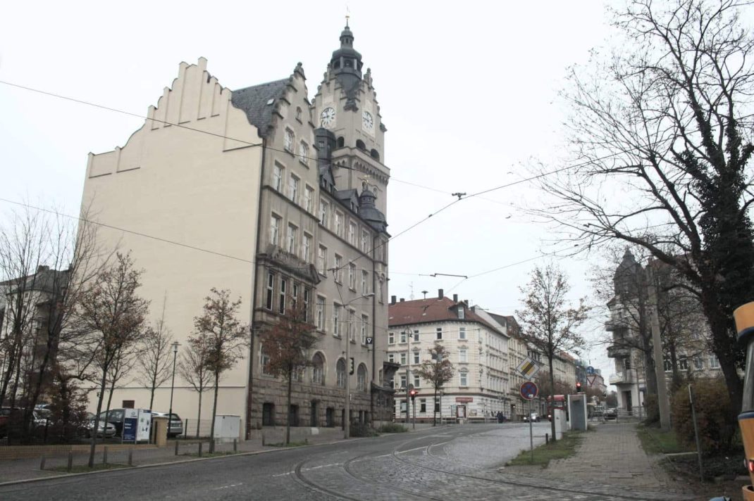 Ungelöstes Radwegeproblem: Linkelstraße am Rathaus Wahren. Foto: Ralf Julke