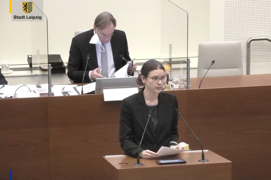 Kristina Weyh spricht zum Grünen-Antrag zu den Georg-Schwarz-Brücken. Foto: Livestream der Stadt Leipzig, Screenshot: LZ