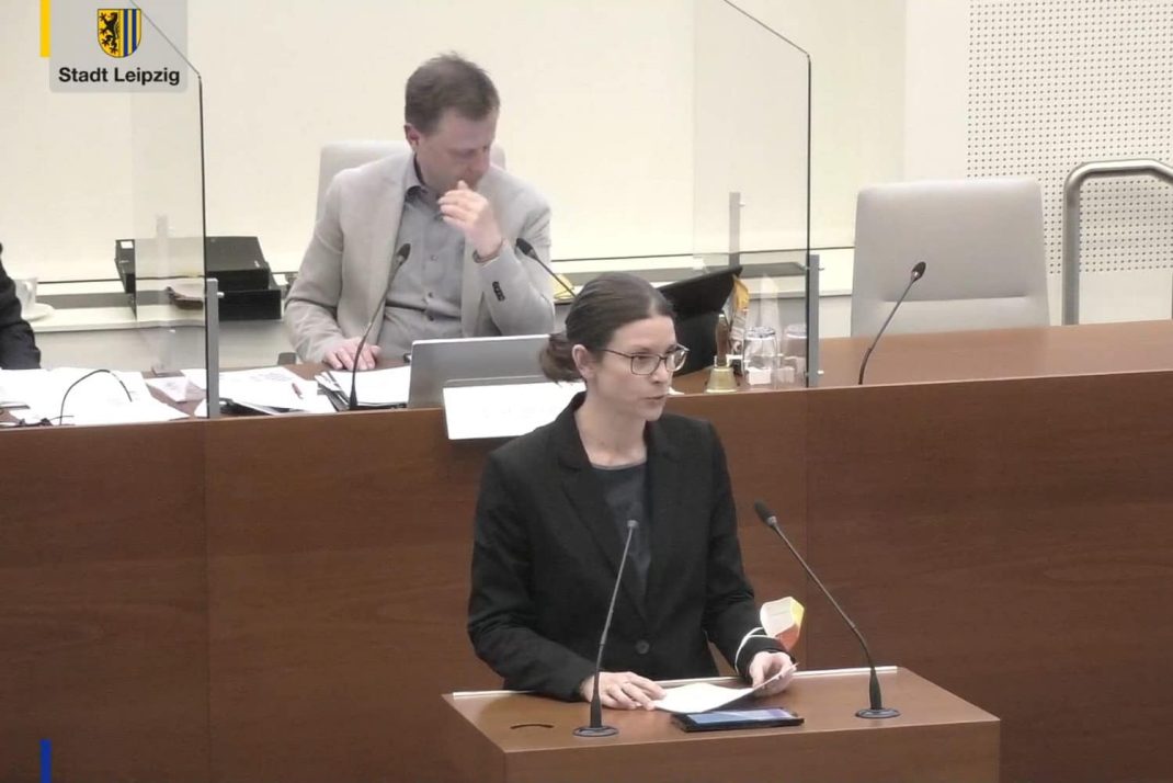 Kristina Weyh spricht zum Grünen-Antrag zu den Schanigärten. Foto: Videostream der Stadt Leipzig, Screenshot: LZ
