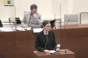 Kristina Weyh spricht zum Grünen-Antrag zu den Schanigärten. Foto: Videostream der Stadt Leipzig, Screenshot: LZ