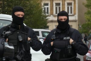 Bei Sachsens Polizei bahnt sich womöglich wieder ein Skandal an - nicht zum ersten Mal. Hier: Polizisten bei einer Razzia in Leipzig, Oktober 2021. Foto: LZ