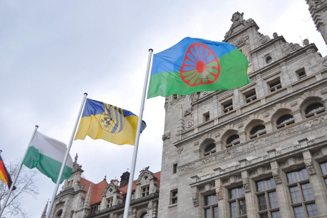 Die Internationale Romaflagge am Neuen Rathaus. Foto: LZ