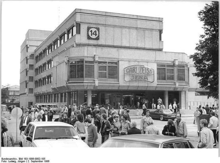 Die Messehalle 14 im September 1986. Foto: Jürgen Ludwig (ADN), Bundesarchiv Bild 183-1986-0902-105, CC-BY-SA 3.0,  Quelle: https://commons.wikimedia.org/wiki/File:Bundesarchiv_Bild_183-1986-0902-105,_Leipzig,_Herbstmesse,_Halle_14,_VEB_Carl_Zeiss_Jena.jpg