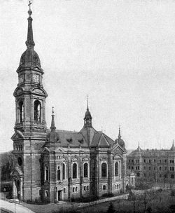 Trinitatiskirche im Jahr 1906. Foto: Paul Flade, gemeinfrei, http://digital.slub-dresden.de/id250555573. Quelle: https://commons.wikimedia.org/wiki/File:Neue_s%C3%A4chsische_Kirchengalerie_%E2%80%93_Die_Ephorie_Dresden_Seite_324a.jpg