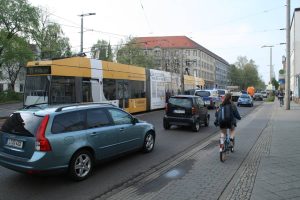 Eutritzscher Straße: Ein Lkw ist ins Gleisbett geraten und sofort gibt es Rückstau. Foto: Ralf Julke