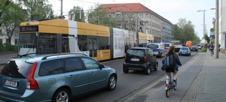 Eutritzscher Straße in Leipzig. Auf den Straßen ist es eng, denn alle Verkehrsteilnehmer müssen sich den zur Verfügung stehenden Platz auf der Straße teilen. Foto: Ralf Julke