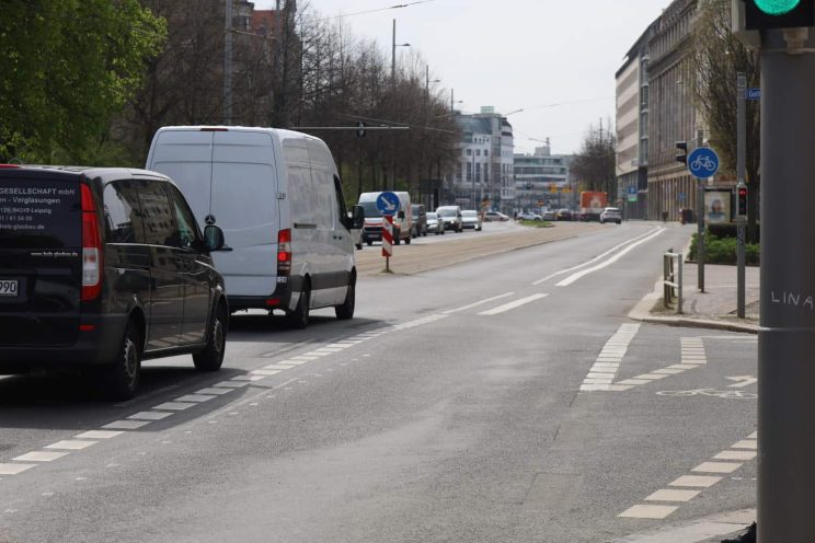 Ab Gottschedstraße geht es für den Kfz-Verkehr einspurig weiter. Foto: Ralf Julke