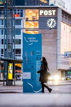 Notenspur-Basispylon auf dem Augustusplatz. Foto: Philipp Kirschner