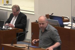 Tobias Peter redet zum Grünen-Antrag in der Ratsversammlung. Foto: Livestream der Stadt Leipzig, Screenshot: LZ
