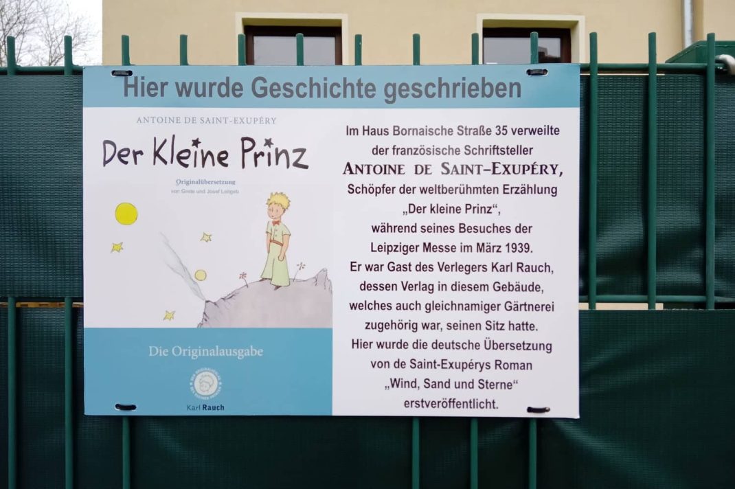 Die kleine Hinweistafel am Haus Bornaische Straße 35 in Markkleeberg. Foto: Birk Engmann