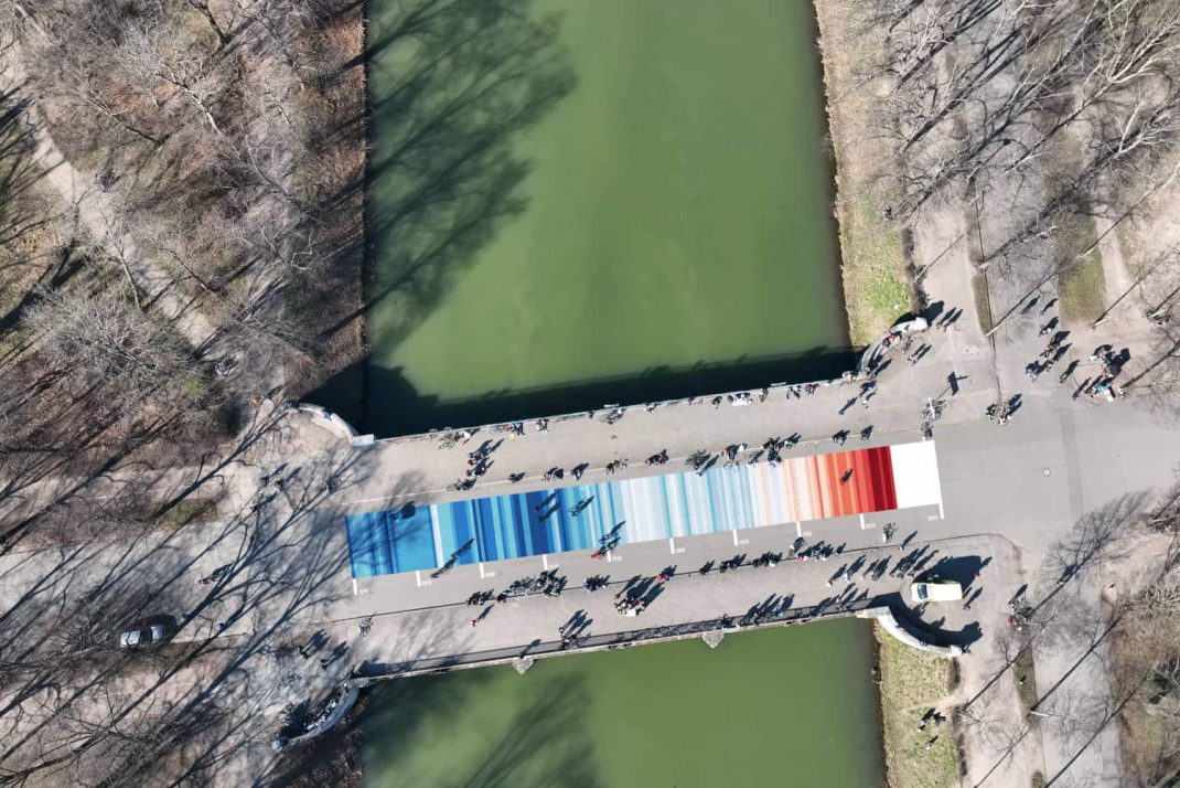 Visualisierung der Warming Stripes auf der Sachsenbrücke Leipzig, Foto: Silvio Bürger/ Bildmontage Leipzig fürs Klima