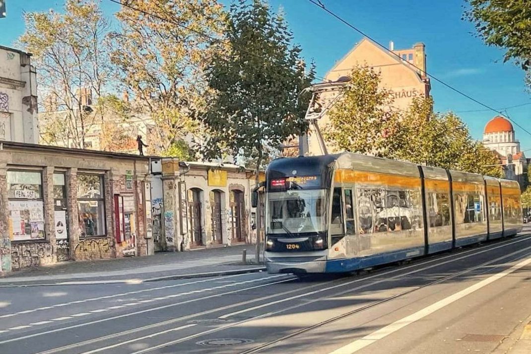 Straßenbahn in der Karl-Liebknecht-Straße. Foto: Tobias Möritz