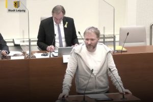 Mathias Weber spricht zum Antrag zum B-Plan GleisGrünzug Plagwitz. Foto: Livestream der Stadt Leipzig, Screnshot: LZ