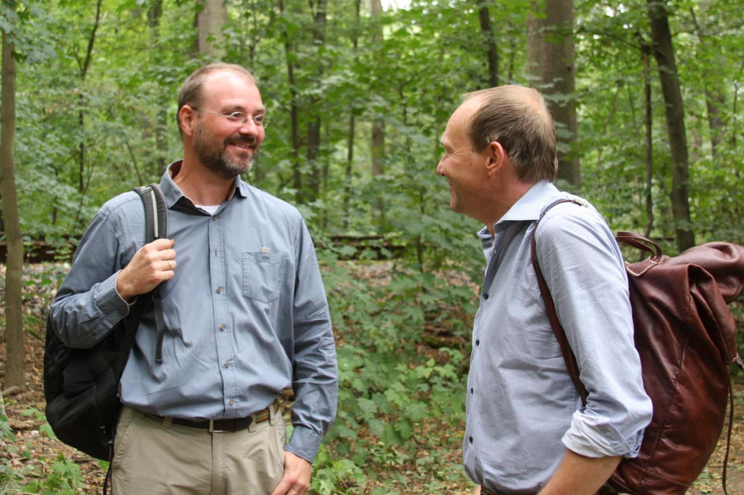 Prof. Dr. Christian Wirth mit Sachsens Umweltminister Wolfram Günther bei einem Pressetermin im Leipziger Auwald. Foto: LZ