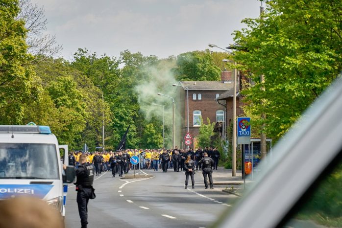 Kein entspannter Einsatz für die Polizei in Leutzsch am Samstag. Foto: LZ
