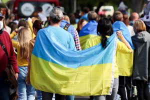 Demonstranten mit ukrainischer Flagge.