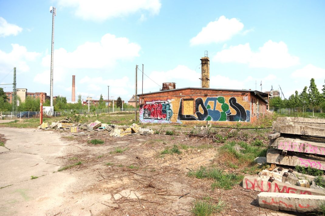 Am Bürgerbahnhof Plagwitz nach dem Teilabriss im hinteren Bereich. Foto: LZ