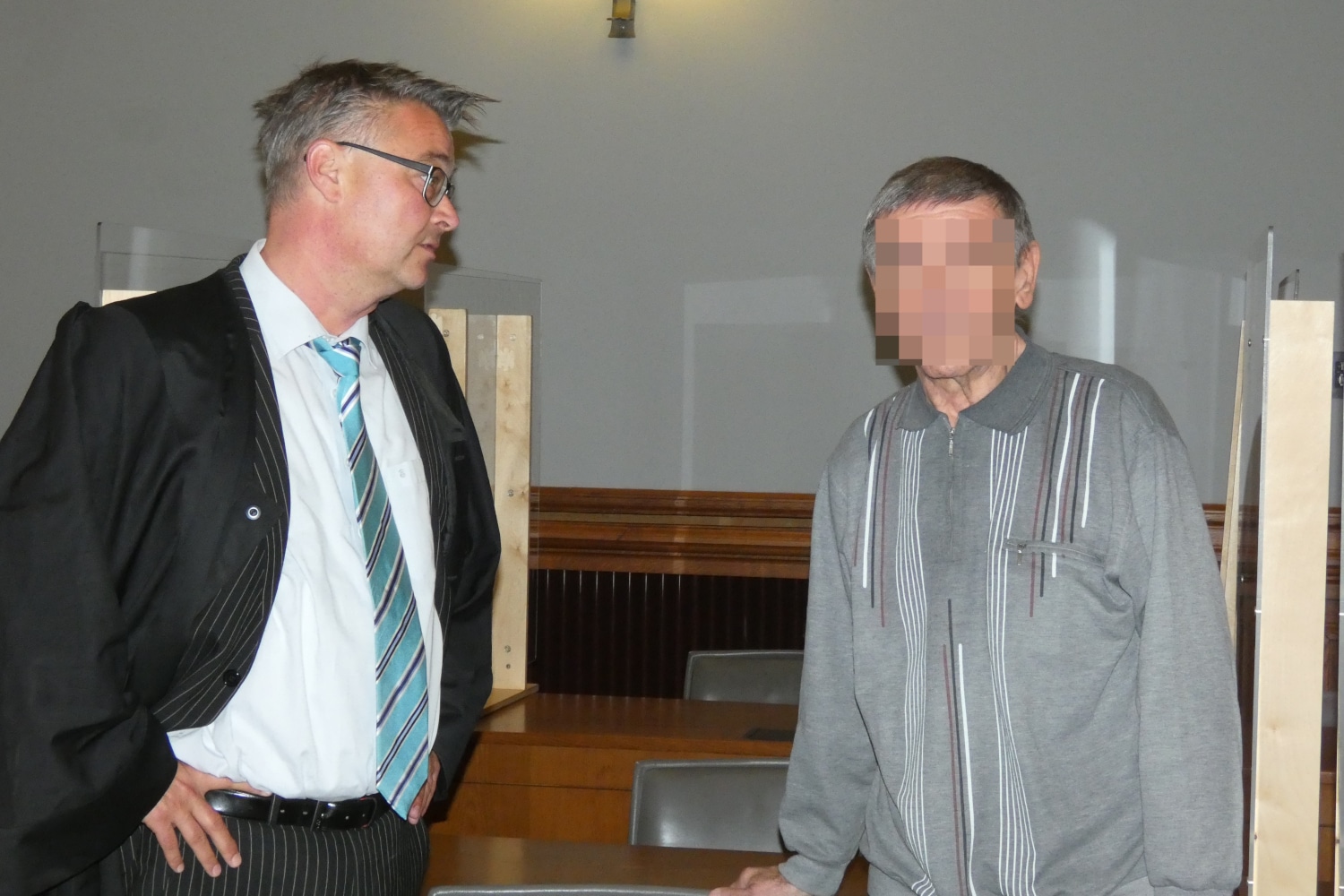 Will sich im Prozess noch äußern: der Angeklagte Detlev B. (71, r.) mit seinem Anwalt Dr. Carsten Pagels. Foto: Lucas Böhme