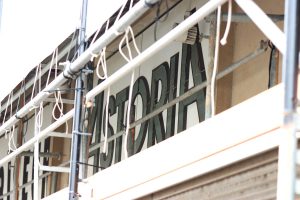 Astoria: Das kleine Schild Richtung Hauptbahnhof ist als einziger Schriftzug geblieben. Foto: Michael Freitag