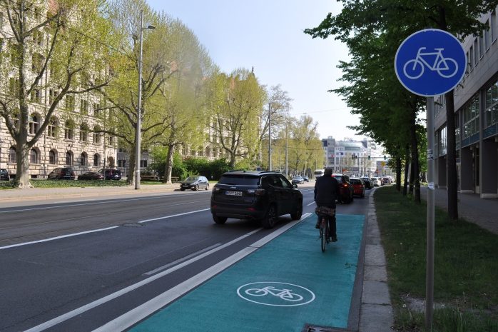 Gefahrensituation auf dem Radweg am Dittrichring: Der Streifen endet abrupt. Foto: Antonia Weber