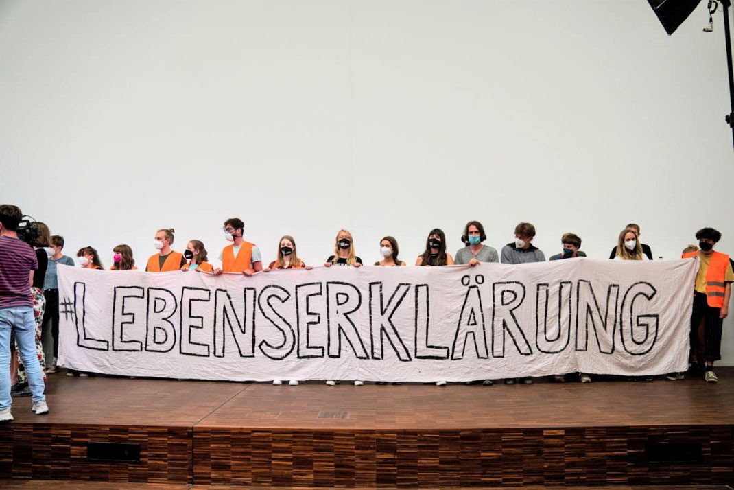 Die Letzte Generation und weitere Studierende besetzen am 11. Mai 2022 das Audimax in der Uni Leipzig. Foto: Gregor Wünsch