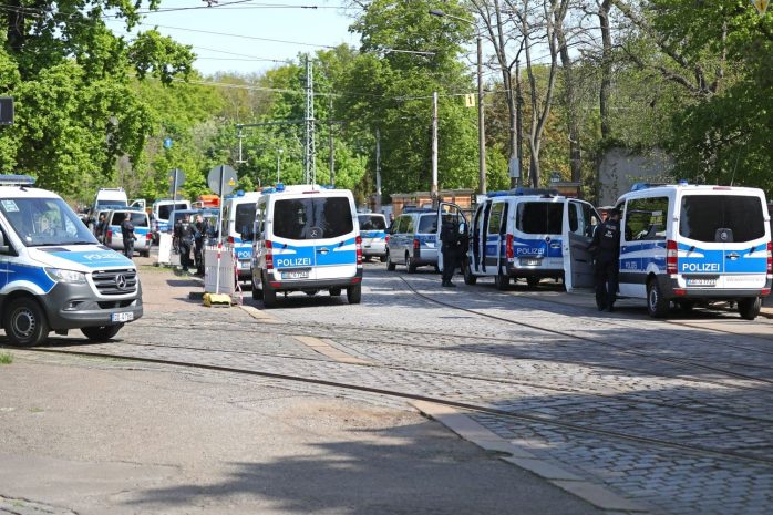 Fussball, Regionalliga Nordost, Saison 2021/ 2022, 37. Spieltag: BSG Chemie Leipzig vs. 1. FC Lok Leipzig am 07.05.22 im Alfred-Kunze-Sportpark, Leipzig Leutzsch. Im Bild: Fussball-Derby in Leipzig. Die Polizei ist schon da. Foto: LZ