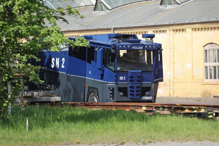 Fussball, Regionalliga Nordost, Saison 2021/ 2022, 37. Spieltag: BSG Chemie Leipzig vs. 1. FC Lok Leipzig am 07.05.22 im Alfred-Kunze-Sportpark, Leipzig Leutzsch. Im Bild: Wasserwerfer. Fussball-Derby in Leipzig. Die Polizei ist schon da. Foto: LZ