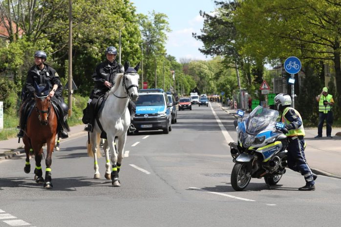 Fussball, Regionalliga Nordost, Saison 2021/ 2022, 37. Spieltag: BSG Chemie Leipzig vs. 1. FC Lok Leipzig am 07.05.22 im Alfred-Kunze-Sportpark, Leipzig Leutzsch. Im Bild: Fanmarsch der Lok Leipzig-Fans entlang der Hans-Driesch-Strasse, Pferde, berittene Polizei, Motorrad. Foto: LZ