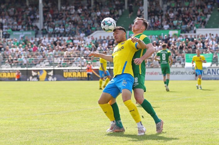 Theo Ogbidi (Lok) im Duell mit Phillipp Wendt (Chemie). Foto: LZ
