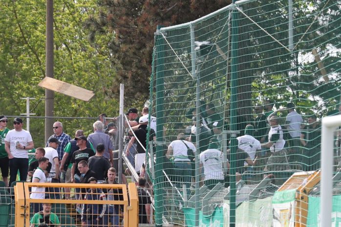 Aus dem Chemie-Block werden Gegenstände geworfen. Foto: LZ