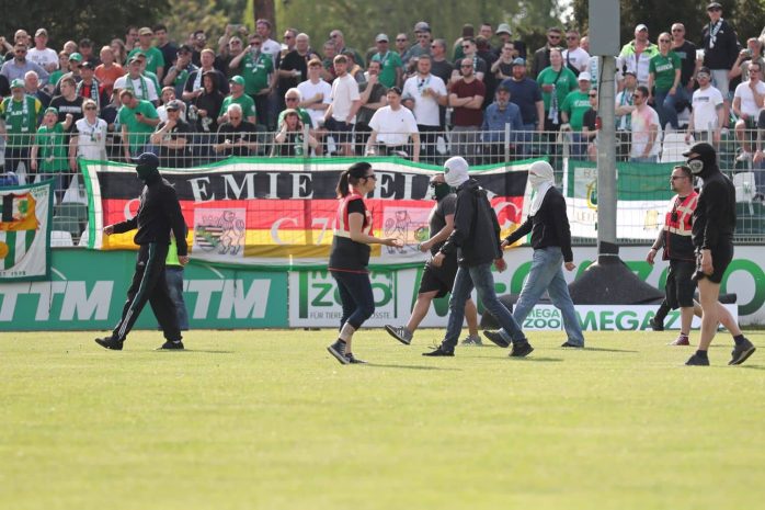Vermummte Chemie-Anhänger auf dem Spielfeld. Foto: LZ
