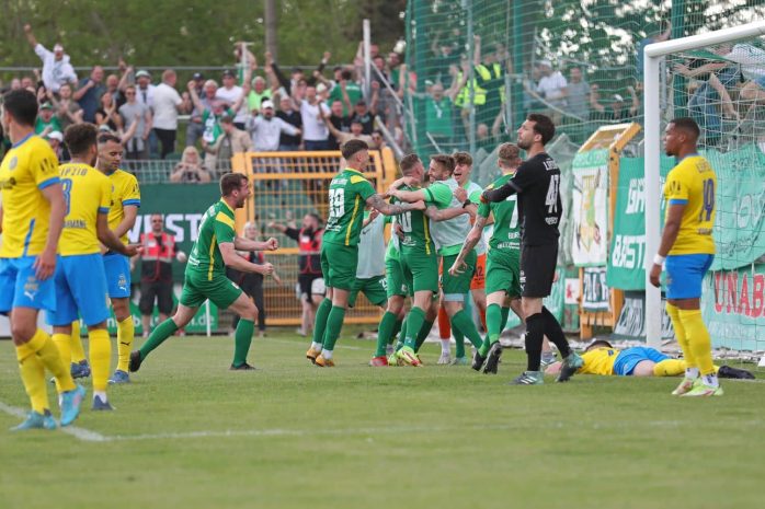 Torjubel bei Chemie: Florian Kirstein hat gerade zum 2:1 für die Grün-Weißen getroffen. Foto: LZ