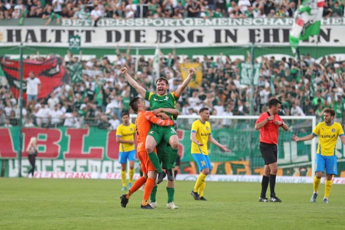 Chemie-Kapitän Stefan Karau bejubelt den Derbysieg. Foto: LZ