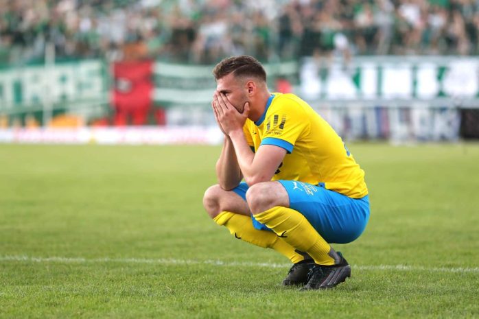 Luca Sirch (Lok) kniet nach dem Schlusspfiff enttäuscht am Boden. Foto: LZ