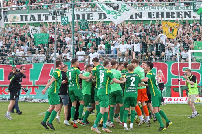 Das Chemie-Team feiert vor dem Norddamm den Derbysieg. Foto: LZ