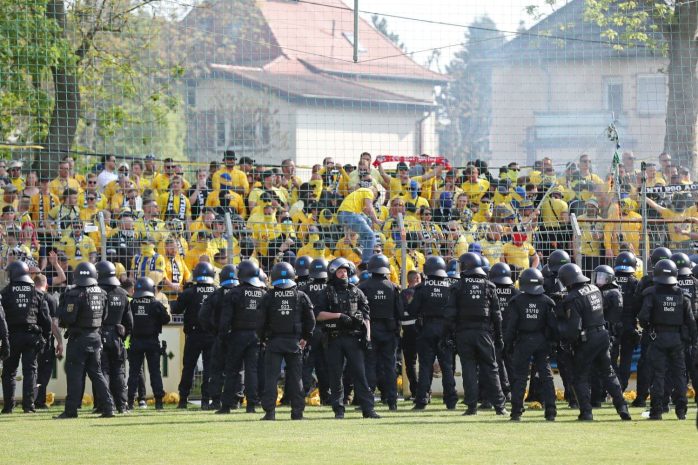 Polizei vor dem Lok-Fanblock, Spielunterbrechung. Foto: LZ