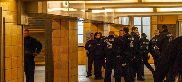 ........Hundertschaften der Bundespolizei sichern die Abreise der Leipziger Demonstrierenden. Foto: LZ