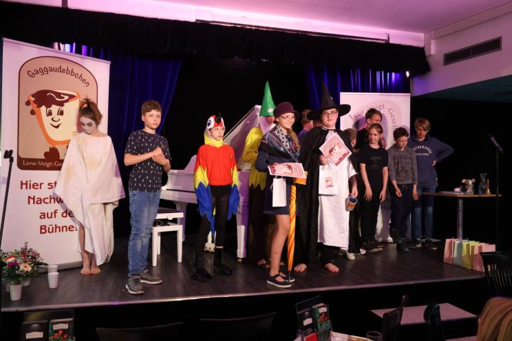 Alle Teilnehmenden am Gaggaudebbchen 2022 auf der Bühne. Foto: Ralf Julke