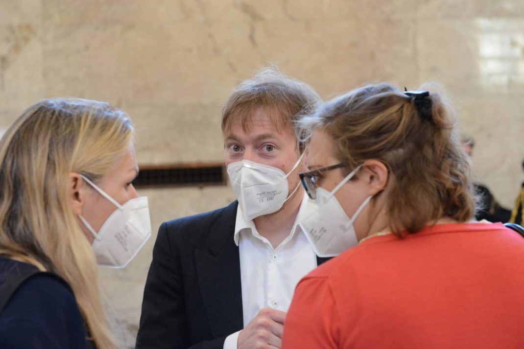 Karl Bär mit Mitarbeiterinnen des Umweltinstituts München am 28. Mai 2021 im Landesgericht Bozen. Foto: Christoph Dörfler
