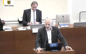 Falk Dossin bei der Einbringung des Antrags zu den Grünpfeilen. Foto: Videostream der Stadt Leipzig, Screenshot: LZ