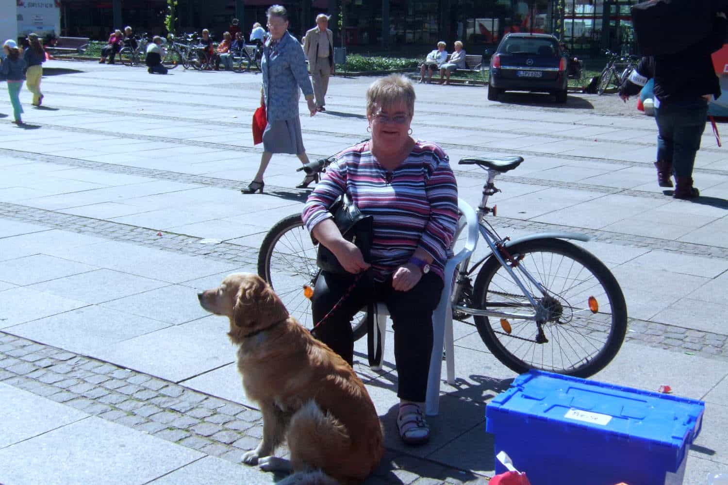 Edda Möller mit Hund in Aktion. Foto: DGB