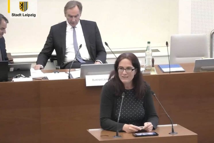 Grünen-Stadträtin Stefanie Gruner bringt den gemeinsamen Antrag von Grünen, Linken und Freibeutern ein. Foto: Livestream der Stadt Leipzig, Screenshot: LZ