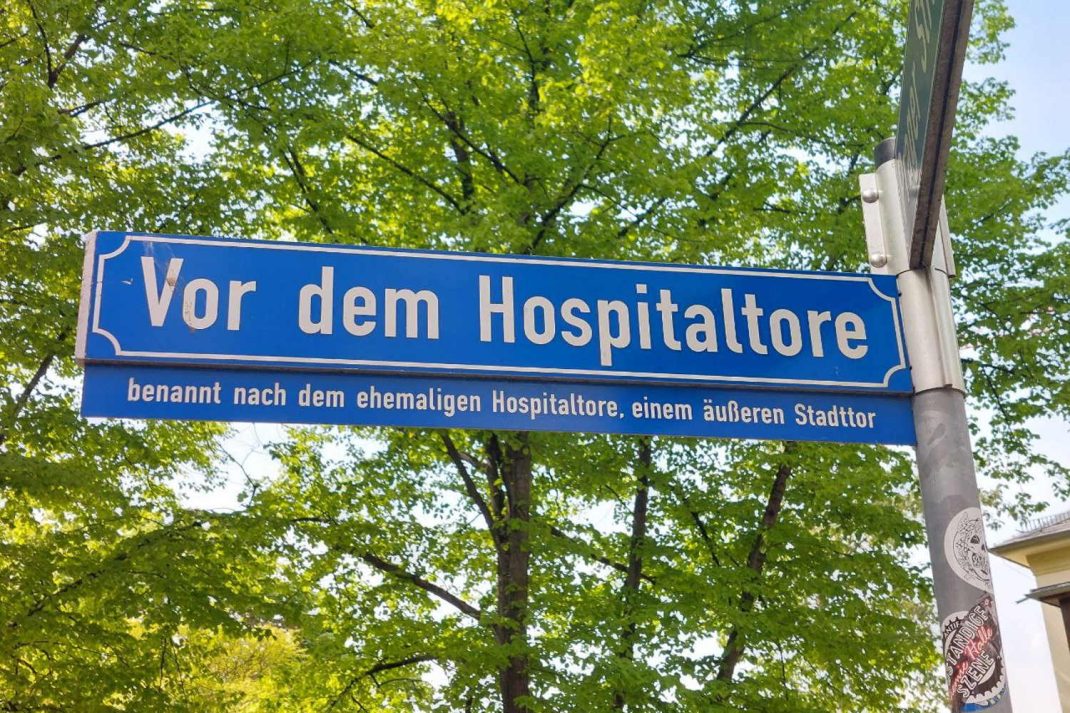 Beispiel für eine Ergänzungstafel am Straßenschild "Vor dem Hospitaltore". Foto: LZ