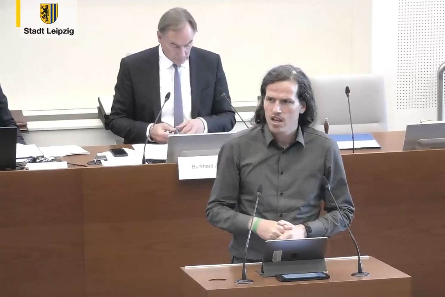 Jürgen Kasek bringt den Grünen-Antrag zum „Solarbooster“ ein. Foto: Videostream der Stadt Leipzig, Screenshot: LZ