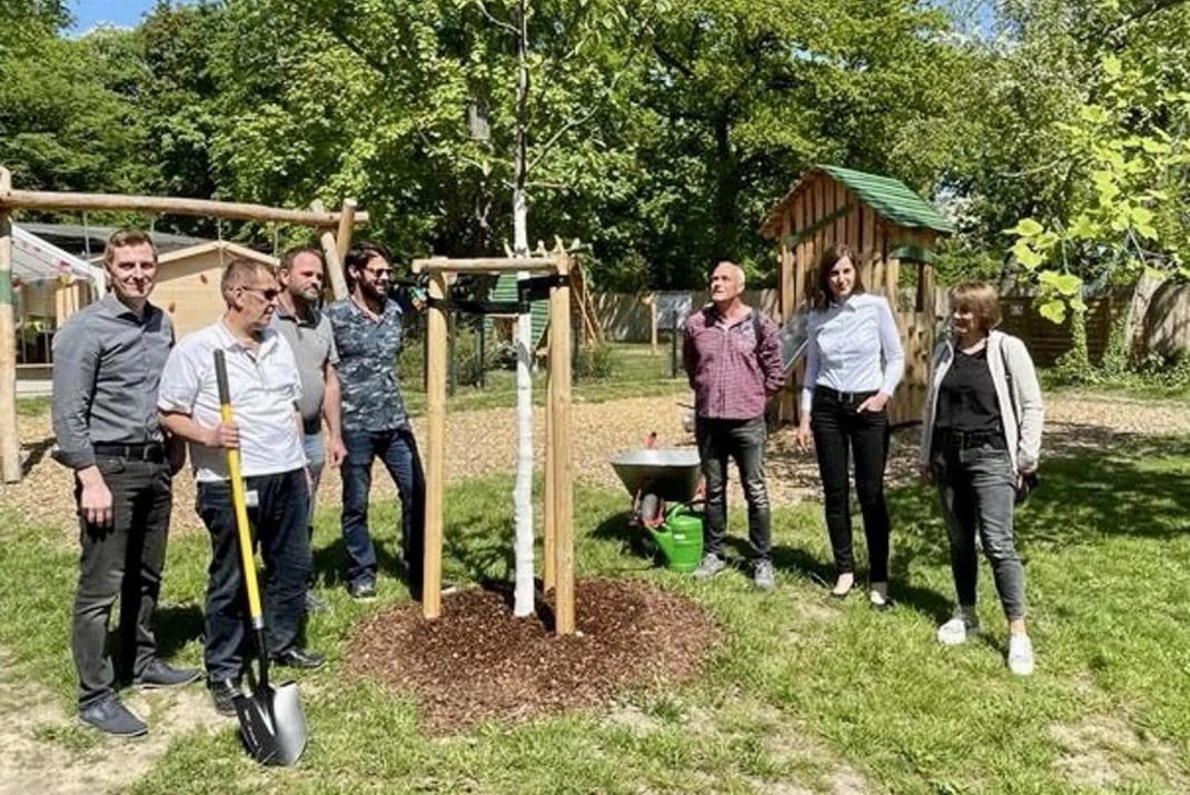 Baumpflanzung mit Steffan Wiegerich (Amt für Gebäudemanagement - Stadt Leipzig), Jürgen Reinhardt (Amt für Gebäudemanagement - Stadt Leipzig), Daniel Mühlenz (Freier Bauingenieur), Frank Heilemann (Holzwelten Heilemann), Vicki Felthaus (Jugendbürgermeisterin), Carmen Müller-Ziermann (Betriebsleiterin VKKJ). Foto: VKKJ