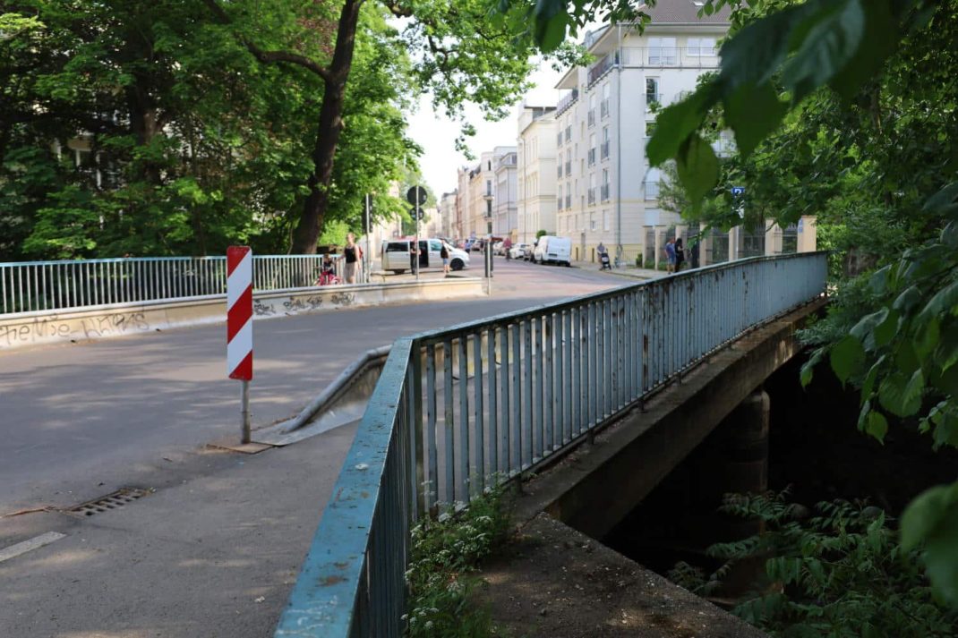 Blick über die Leibnizbrücke zur Leibnizstraße. Foto: Ralf Julke