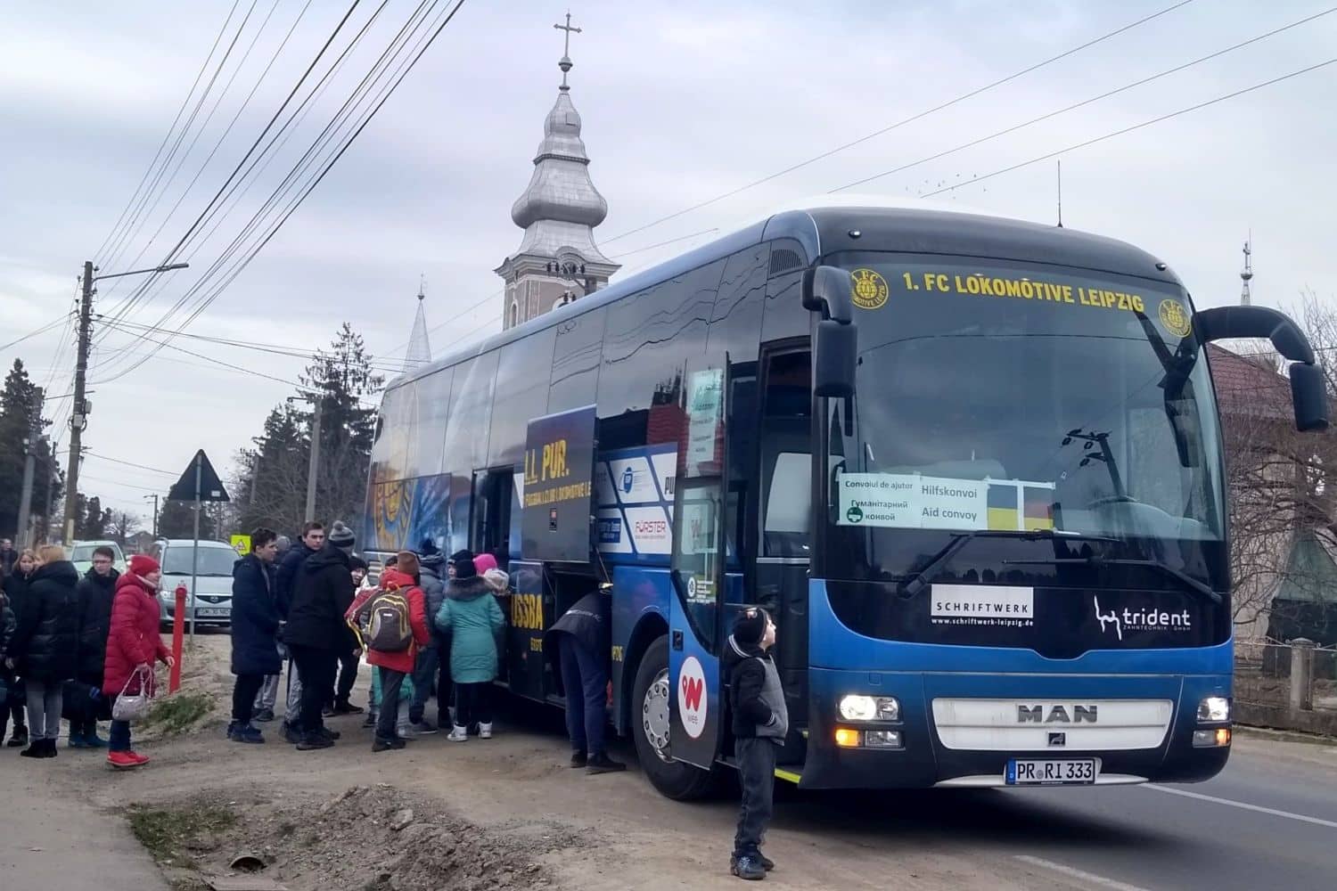 Die Kinder und Betreuer steigen in den Lok-Bus ein. Foto: 1. FC Lok Leipzig